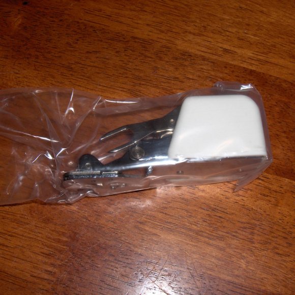 Side Cutter 2 Zig Zag Sewing Machine Attachment. Model R-CT 10 - Picture 5 of 9